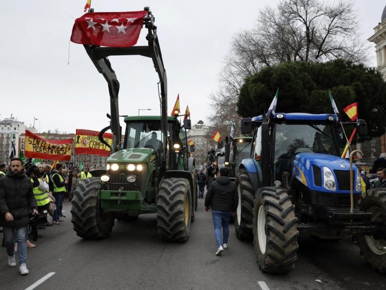 Tractor convoys disrupt traffic, leading to clashes with riot police (Credits: France 24)