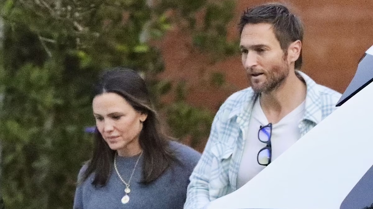 Jennifer Garner Thrives in Romance with John Miller Amid Ben Affleck and Jennifer Lopez's Divorce